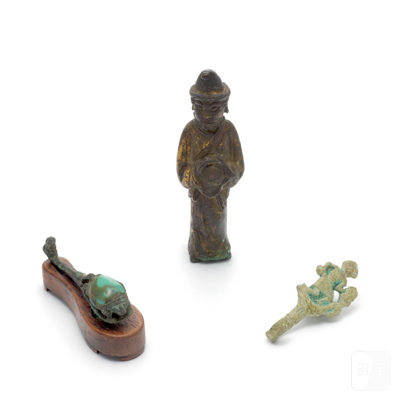 東周 青銅士兵形小帶鉤 獸紋嵌綠松石帶鉤 | TWO MINIATURE BRONZE BELTHOOKS AND A GILT-BRONZE MERCHANT FIGURE - 图3